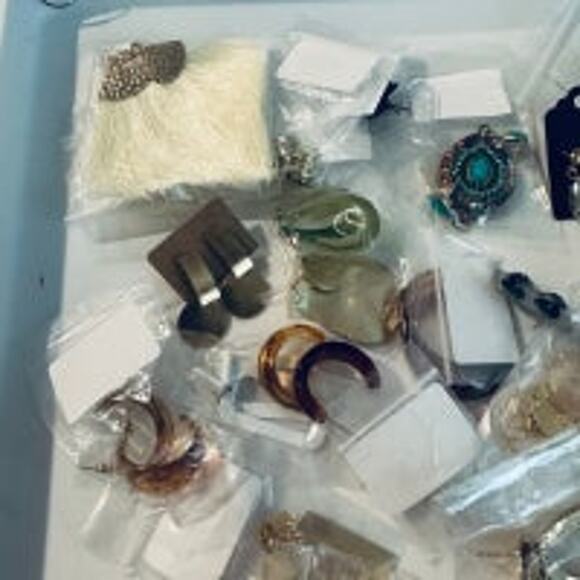 30 Pairs of Assorted Earrings - Picture 2 of 6